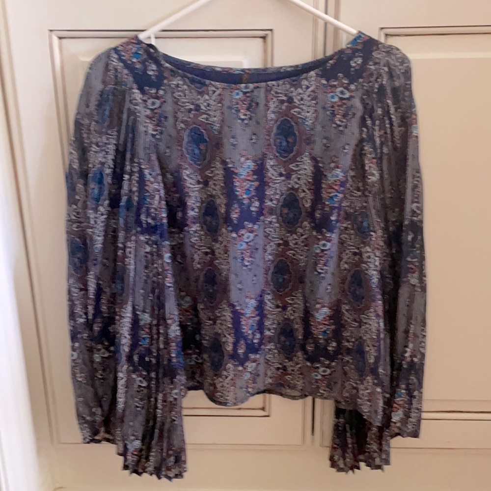 Women’s (S) flowy, floral blouse